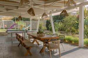 Κήπος έξω από το Olivia Villa, Celestial haven of luxury, By ThinkVilla