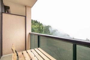einen Balkon mit einer Bank und Bergblick in der Unterkunft L'Alpine Classique - Station de Ski à pied in Chamrousse + 6 Fotos