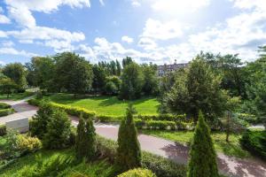 eine Draufsicht auf einen Park mit Bäumen und einer Straße in der Unterkunft Piękny Słoneczny Apartament Blisko Plaży dla 4 Osób by Noclegi Renters in Przymorze