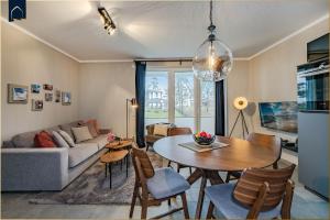 een woonkamer met een bank en een tafel bij Terrasse am Haff in Zirchow