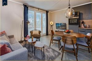 een woonkamer met een bank en een tafel bij Terrasse am Haff in Zirchow