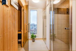 een badkamer met een douche en een raam bij Terrasse am Haff in Zirchow +30 foto's