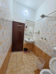 une salle de bain avec un lavabo et des toilettes dans l'établissement TNC Lucknow, à Lucknow
