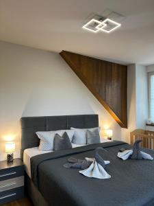 ボジー・ダルにあるApartmán U Tří smrkůのベッドルーム1室(白鳥のタオルが付いたベッド1台付)