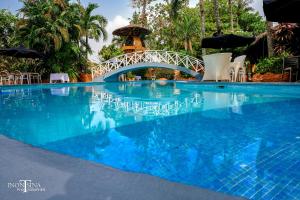 阿比让Le Wafou的一座带桥梁的度假村的游泳池