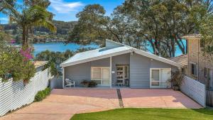 an image of a house with a driveway at 'Hampton Cottage' by HolidayCo in Pretty Beach