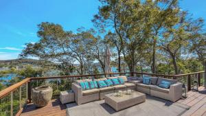 eine Terrasse mit einem Sofa und einem Tisch auf einer Terrasse in der Unterkunft 'Hampton Cottage' By HolidayCo in Pretty Beach + 13 Fotos