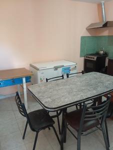Η κουζίνα ή μικρή κουζίνα στο La Rafaela +4 φωτογραφίες
