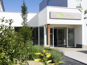 a building with a sign that reads jobs studios at Ibis Styles La Louvière in La Louvière
