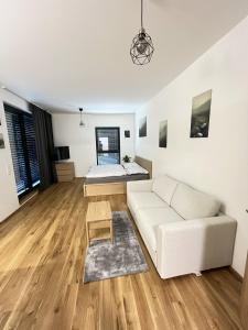 una sala de estar con un sofá y una cama en Island Safehouse, en Olomouc