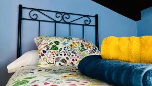 a bed with a blanket and a pillow on it at El Rincón de Willy in Zazuar