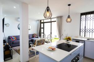 Køkken eller tekøkken på Simla Luxury Apartments by First Private Stays + 35 billeder