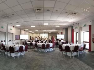 Cette chambre est dotée de tables et de chaises. dans l'établissement Mercure Leonardo da Vinci Rome Airport, à Fiumicino 121 autres photos
