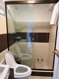 オルロにあるAmacaのトイレとガラスのシャワー付きのバスルーム