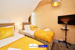 Postel nebo postele na pokoji v ubytování Cosy 4Bed Home By Prospergress Property Short Lets & Serviced Accommodation Coventry With Free Parking, WiFi & Pool Table and Games