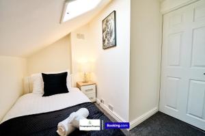 Postel nebo postele na pokoji v ubytování Cosy 4Bed Home By Prospergress Property Short Lets & Serviced Accommodation Coventry With Free Parking, WiFi & Pool Table and Games