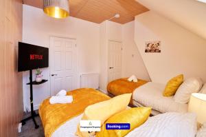 TV a/nebo společenská místnost v ubytování Cosy 4Bed Home By Prospergress Property Short Lets & Serviced Accommodation Coventry With Free Parking, WiFi & Pool Table and Games