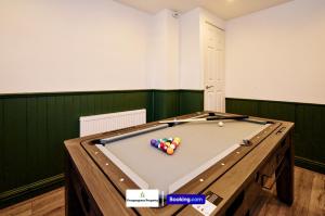 Biliár nebo kulečník v ubytování Cosy 4Bed Home By Prospergress Property Short Lets & Serviced Accommodation Coventry With Free Parking, WiFi & Pool Table and Games