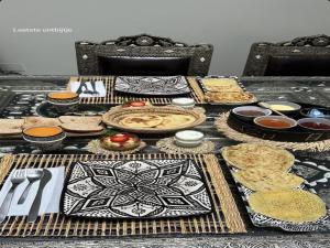 una tavola piena di cibo e piatti di Riad zineb privé trois étage trois piscines et jacuzzi a Marrakech