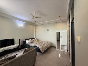 Un dormitorio con una cama y un ventilador de techo. en King luxury bedroom, en Dar es Salaam
