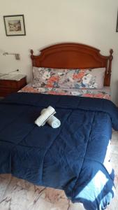 een bed met twee rollen toiletpapier erop bij Habitacion en piso compartido No alojamiento turistico in Benidorm +16 foto's