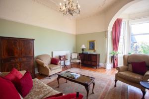 Ruang duduk di Elegant Victorian Apartment in Glasgow's West End