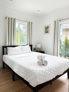 Una cama o camas en una habitación de Relaxing 2BR Escape in Trendy West LA - CM-CAL