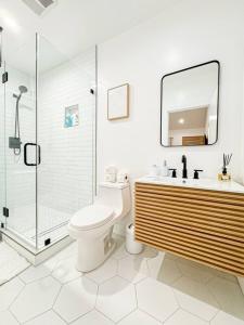Un baño de Relaxing 2BR Escape in Trendy West LA - CM-CAL