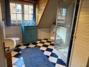 a bathroom with a shower and a toilet and a sink at Maison à Colombage - Heimkino & Altstadt-Flair in Hameln +38 photos