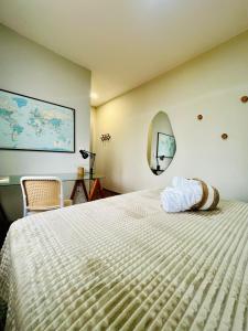 a bedroom with a large bed with a round mirror at Studio AKN 1 (FIASP, USP, CPO, Mondelli, FACOP) in Bauru