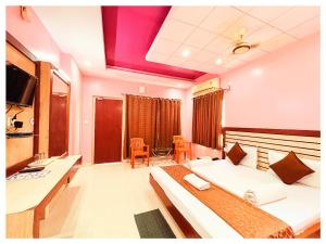 ein Schlafzimmer mit zwei Betten und einer lila Decke in der Unterkunft HOTEL SWARNA VILLA Near Sea Beach & Jagannath Temple - Fully Air Condition with All Luxury Rooms With Attached-Balcony Free Wifi & Restaurant - Free Parking -Facilities# Boutique Services - A Top Rated Hotel In Puri in Puri