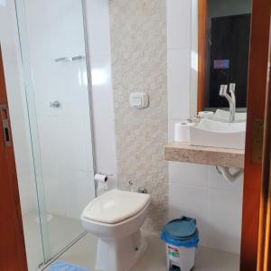 un baño con inodoro y lavabo en Casa aconchegante, en Franca 34 fotos más