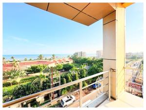 ein Balkon mit Blick auf das Meer in der Unterkunft HOTEL SWARNA VILLA Near Sea Beach & Jagannath Temple - Fully Air Condition with All Luxury Rooms With Attached-Balcony Free Wifi & Restaurant - Free Parking -Facilities# Boutique Services - A Top Rated Hotel In Puri in Puri