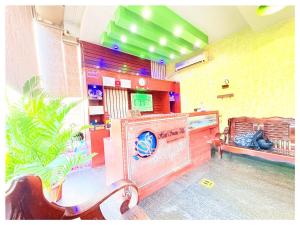 ein Fast-Food-Restaurant mit einem Schild an der Wand in der Unterkunft HOTEL SWARNA VILLA Near Sea Beach & Jagannath Temple - Fully Air Condition with All Luxury Rooms With Attached-Balcony Free Wifi & Restaurant - Free Parking -Facilities# Boutique Services - A Top Rated Hotel In Puri in Puri