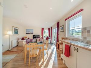 Η κουζίνα ή μικρή κουζίνα στο Buzzard Cottage - 27940 +13 φωτογραφίες