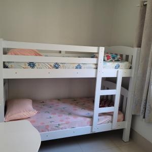 2 literas en una habitación con escalera en Casa aconchegante, en Franca