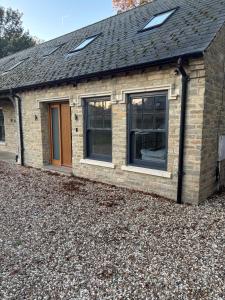 un edificio con ventanas laterales en The Annexe, The Walled Garden- Nr Bicester Village, en Bicester