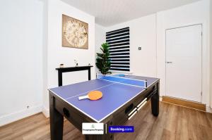 Stolní tenis v ubytování 2 Bedroom House By Prospergress Property Short Lets & Serviced Accommodation Coventry With Parking and Games nebo okolí