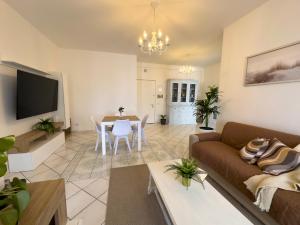 una sala de estar con un sofá y una mesa en Piccola Vietri, en LʼAmericano