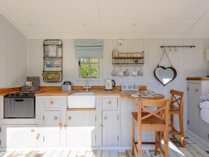 Dapur atau dapur kecil di The Hut At Hole Farm