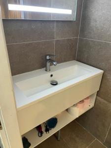 a white sink in a bathroom with a mirror at Studio tout confort proche centre et Lac avec 2 vélos prêtés in Annecy