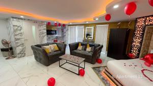 a living room with two couches and red balloons at Mansa Apartments in Bradford