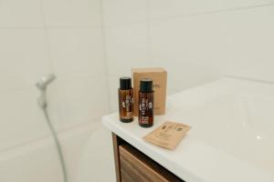 zwei Flaschen ätherischer Öle stehen auf einer Theke neben einer Kiste in der Unterkunft Watervilla binnenhaven met Sauna | 6 personen - Boutique Parc Pharshoeke in Heeg + 34 Fotos