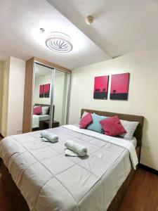 Ένα ή περισσότερα κρεβάτια σε δωμάτιο στο Verdon Parc 2BR Condo with Samal View Free Parking Davao City