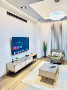 Una sala de estar con televisión y un sofá. en Elite Luxury Suites at Diamond in City, en Accra 47 fotos más