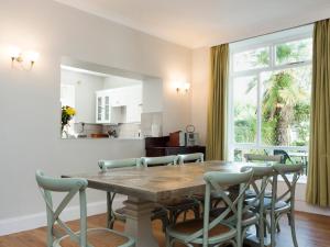 eine Küche und ein Esszimmer mit einem Holztisch und Stühlen in der Unterkunft Ringrone 3 in Salcombe