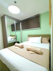 Ένα ή περισσότερα κρεβάτια σε δωμάτιο στο Verdon Parc 2BR Condo with Samal View Free Parking Davao City
