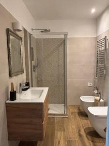 ミラノにあるUrban Home Nolo - Piazzale Loretoのシャワー、洗面台、トイレ付きのバスルーム
