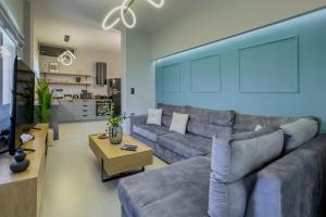 una sala de estar con un sofá y una mesa en Callisto Elegant Apartment Near Acropolis, en Atenas