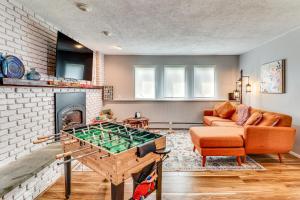 sala de estar con mesa de ping pong y sofá en Family Home Close to Warwick, 5 Mi to Lake!, en Monroe